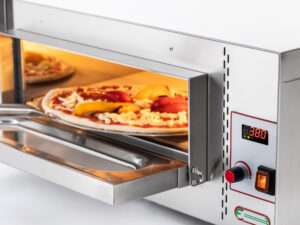 Fornetto pizza con piano di cottura in refrattario e portina con vetro e luce interna.